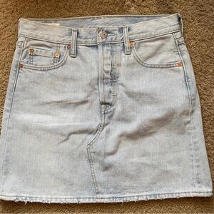 NWOT Levi’s skirt Size 28